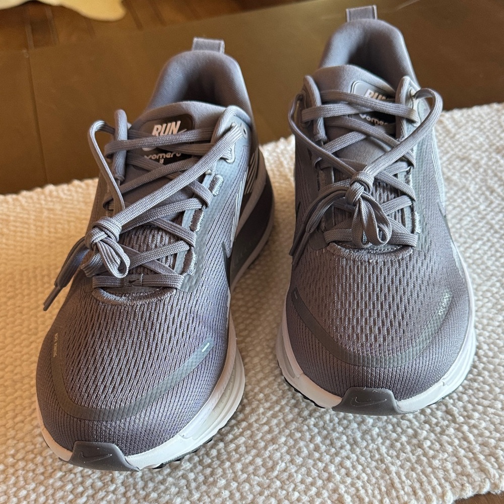 Nike ZoomX Gray and White Running Shoes - Picture 3 of 9